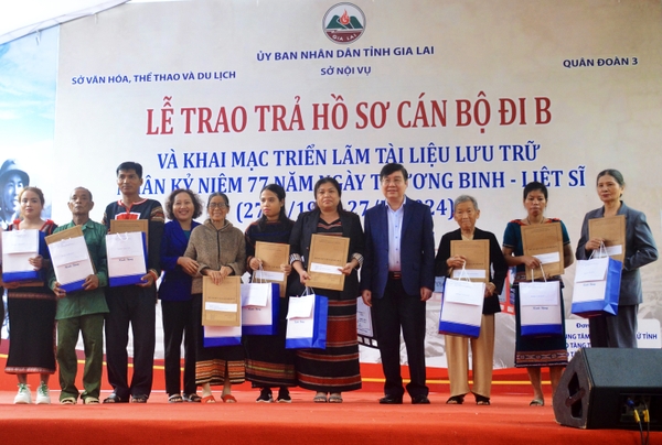 Trao trả hồ sơ cán bộ đi B: Đậm nghĩa tri ân