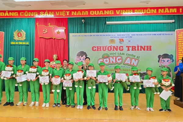 57 thiếu nhi hoàn thành chương trình Học làm chiến sĩ công an