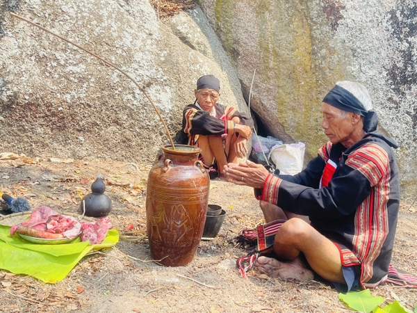 Linh thiêng lễ cúng cầu mưa Yang Pơtao Apui trên đỉnh núi thần Chư Tao Yang