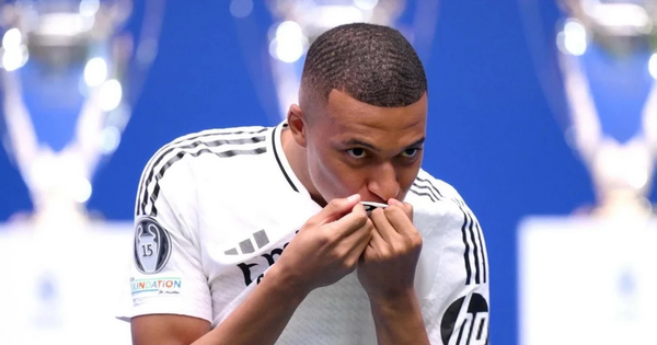 Mbappe ra mắt Real Madrid và cử chỉ gây sốt trước hàng vạn khán giả