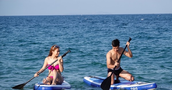 Chèo SUP ngắm cảnh cực 'chill' trên biển Nha Trang