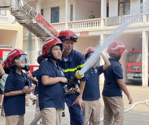 Trải nghiệm chương trình "Chúng em làm lính cứu hỏa"