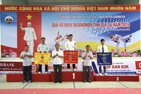 Câu lạc bộ Trường THCS Lê Văn Tám giành giải nhất toàn đoàn Giải Vô địch Taekwondo tỉnh Gia Lai