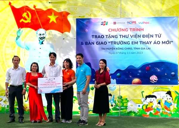 Tặng Thư viện điện tử và bàn giao “Trường em thay áo mới” cho trường học huyện Kông Chro