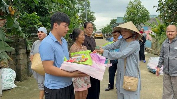 Chùa Phước Minh, Vạn Phước, Quảng Liên (BR-VT) cứu trợ bà con vùng bão lũ tỉnh Phú Thọ, Yên Bái