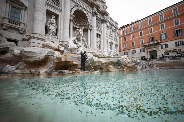 Chùm ảnh: Công dụng những đồng xu được ném xuống đài phun nước Trevi ở Rome