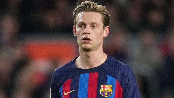 Man United ép giá Barcelona vụ De Jong