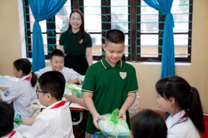 Học sinh Iris School đập lợn đất góp tiền ủng hộ các bạn vùng lũ