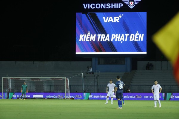 VAR kiểu… V-League