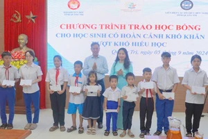 Trao 150 suất học bổng đến học sinh, sinh viên hoàn cảnh khó khăn tại Quảng Trị