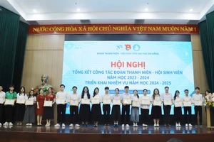 Khen thưởng nhiều sinh viên có thành tích tốt trong công tác Đoàn của Đại học Đà Nẵng