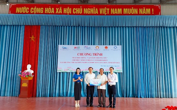 Hội Khuyến học Yên Bái trao 100 suất học bổng cho học sinh