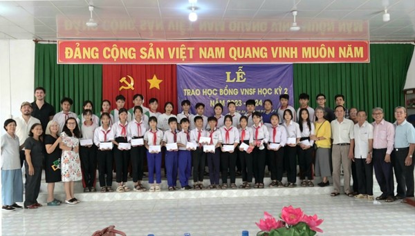 Trao 63 suất học bổng VNSF cho học sinh, sinh viên khó khăn