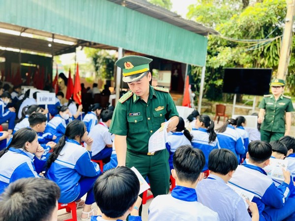 Bộ đội Biên phòng tuyên truyền phòng chống ma túy cho học sinh