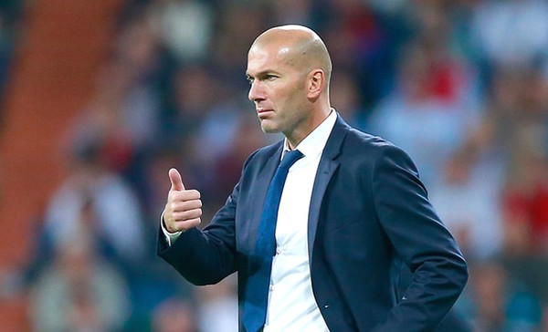 HLV Zidane học tiếng Anh, sẵn sàng thay Ten Hag?