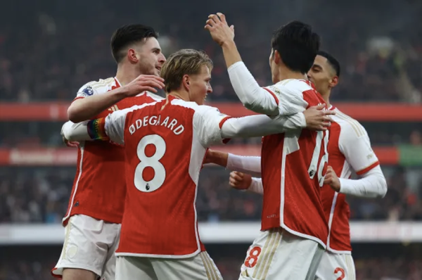 Arsenal vững ngôi đầu sau vòng 14 Ngoại hạng Anh