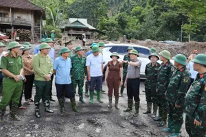 Phó Thủ tướng Trần Lưu Quang kiểm tra khắc phục hậu quả vùng tâm lũ của Điện Biên