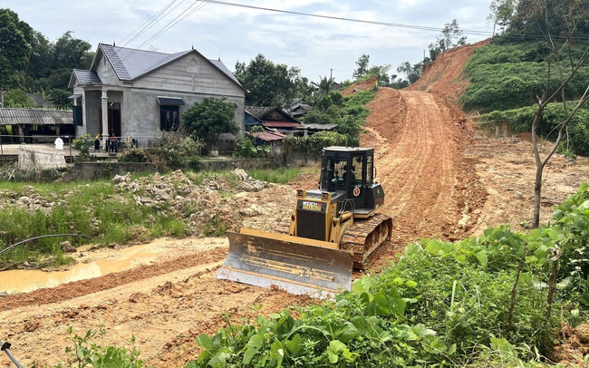 Mặt bằng "xôi đỗ", máy móc thi công hai cao tốc qua Lạng Sơn "án binh bất động"