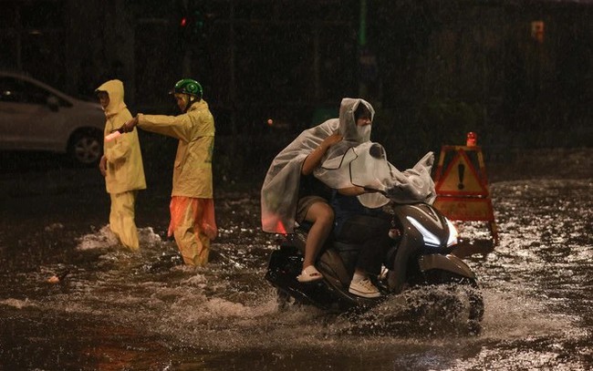 Hà Nội: Nhiều tuyến phố ngập sâu sau trận mưa lớn