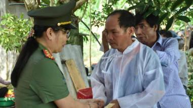 Các đoàn thể, mạnh thường quân hỗ trợ gia đình 3 bé tử vong khi đi cào hến