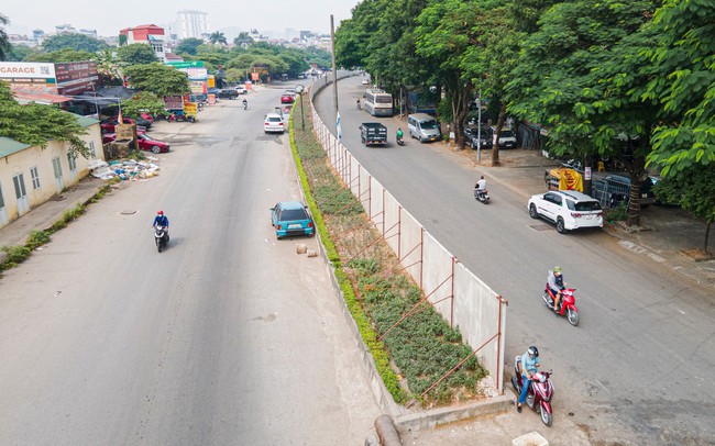 Hàng rào bê tông trên Vành đai 2,5 vẫn chềnh ềnh bất chấp lệnh tháo dỡ