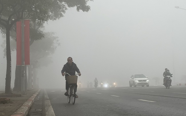 Hà Nội chìm trong sương mù