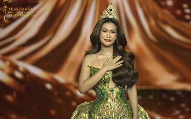 Đoàn Thiên Ân khóc nghẹn nhắc về người mẹ quá cố khi khép lại nhiệm kỳ Miss Grand Vietnam