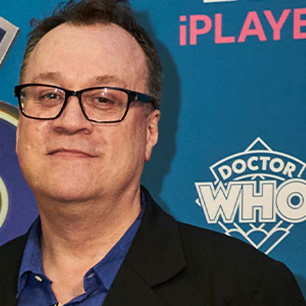 Russell T Davies muốn cứu Tiến sĩ từ chính phủ Anh Quốc