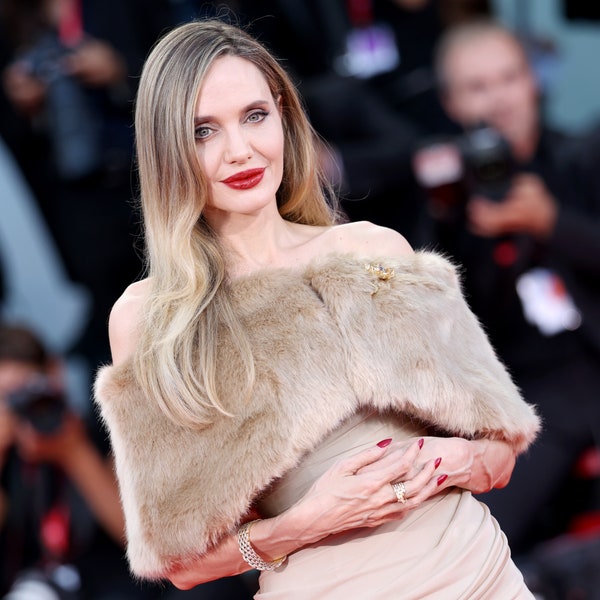 Angelina Jolie có vẻ không thể nhận ra với nhạc kịch lớn hơn-Than- Life