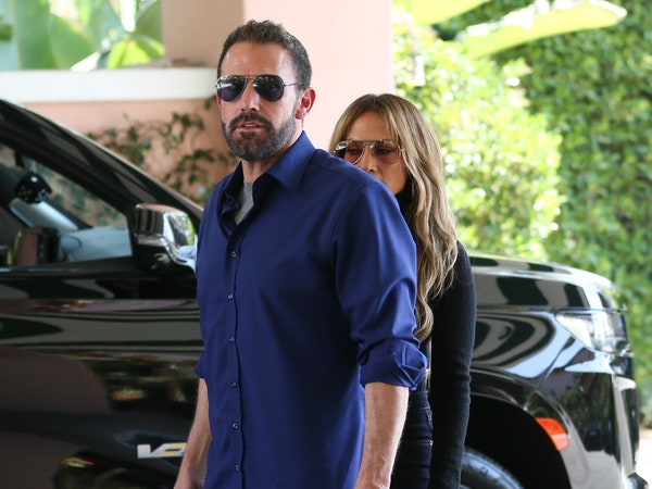 Ben Affleck không phải là "Mad' at Jennifer Lopez in the New recloct Pics, DeuxMoi nói