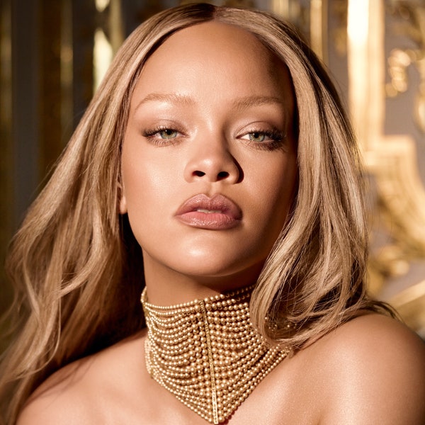 Rihanna tượng trưng cho chai nước hoa thơm của J’adore trong chiếc áo choàng mạ vàng