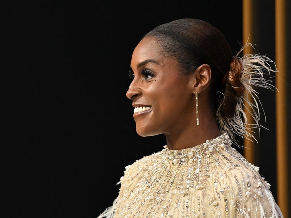 Chiếc áo choàng Emmys có lông vũ năm 2024 của Issa Rae khiến tôi phải hát, 'Tôi giống như một con chim'