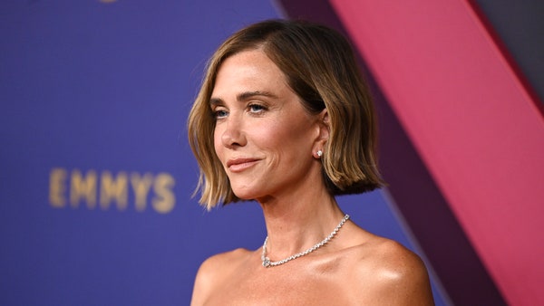 Kristen Wiig Reinnts ăn mặc như-như-Actual-Award tại Emmys 2024 in metallic Gold Basket Weave