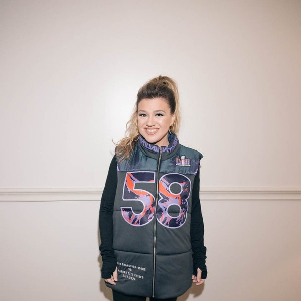 Áo vest và quần legging Kristin Juszczyk của Kelly Clarkson đã là một trong những trang phục dễ thương nhất trong Super Bowl