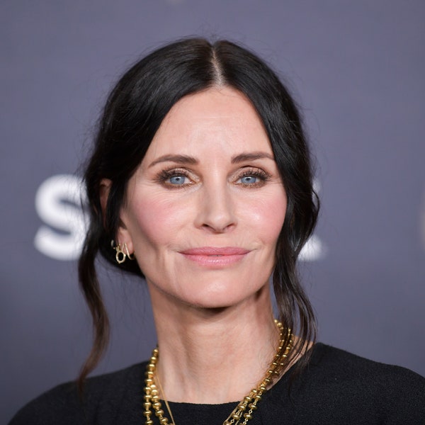 Courteney Cox đã cắt tóc dài thường xuyên của cô thành một Bob Shaggy