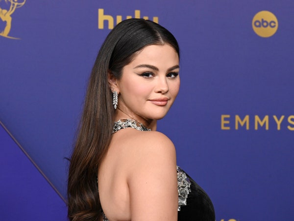 Selena Gomez đang cố nói gì đó với Emmys Red Carpet 2024 à?