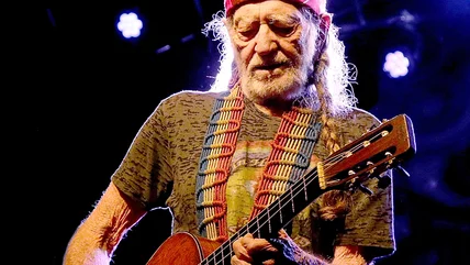 Bên trong mối quan hệ của Willie Nelson với cây đàn guitar yêu quý của anh, Trigger