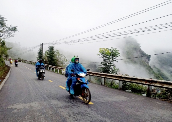 Nhiều du khách thích thú đặc sản “Cua sương đá” vùng cao Hà Giang