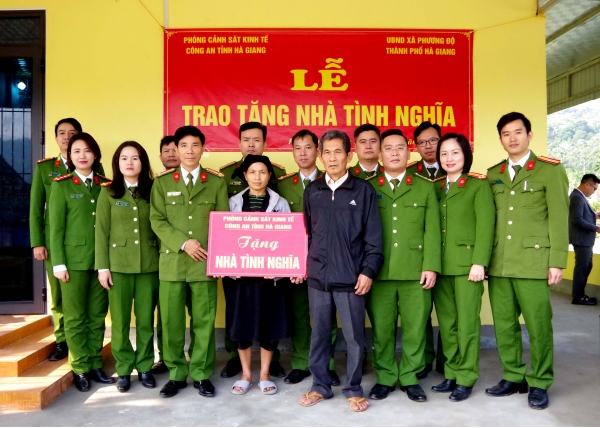 Công an tỉnh trao nhà tình nghĩa cho gia đình chính sách