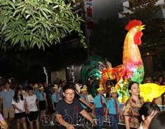 Phường Trần Hưng Đạo diễn diễu sớm mô hình “Nhà gà đi chơi đêm hội trăng rằm”