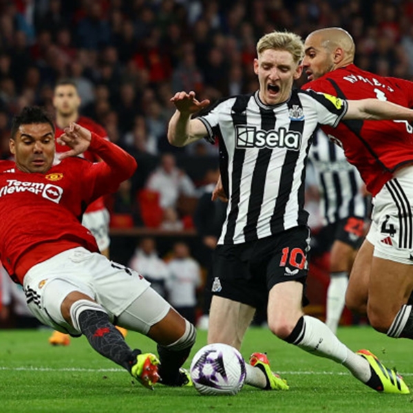 Man Utd gieo sầu cho Newcastle