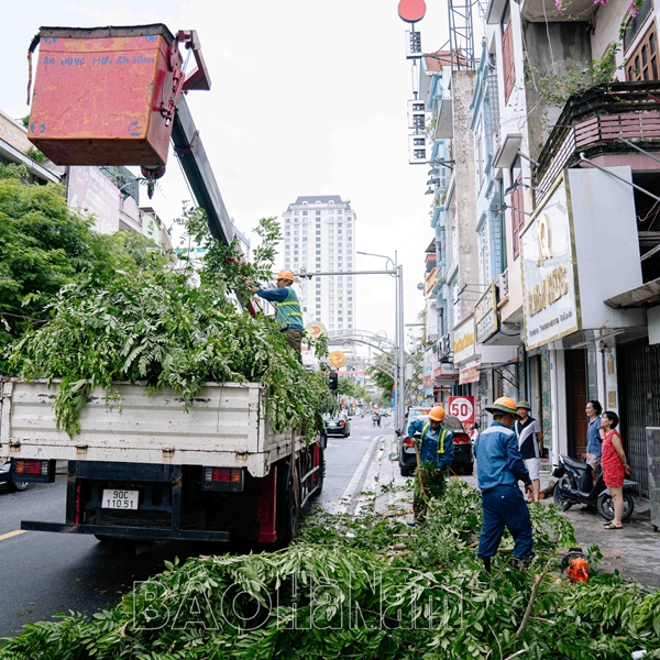 Người dân Phủ Lý nỗ lực khắc phục hậu quả do bão số 3 gây ra