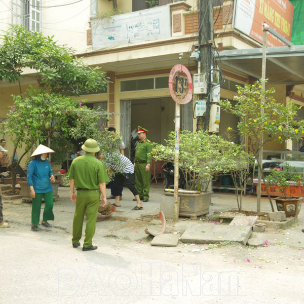 Thành phố Phủ Lý tăng cường kiểm tra, xử lý vi phạm về TTATGT, trật tự công cộng, văn minh đô thị