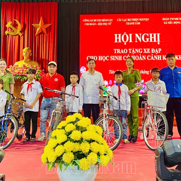 Tặng xe đạp cho học sinh có hoàn cảnh khó khăn ở Bình Lục