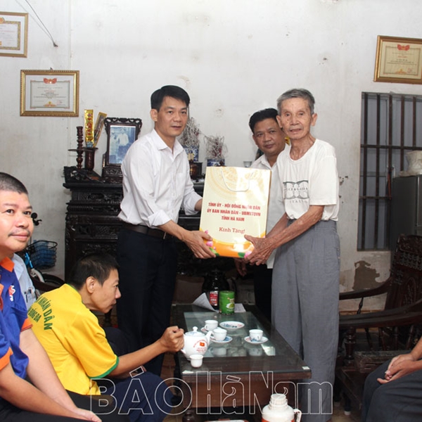 Thăm, tặng quà gia đình chính sách nhân ngày thương binh, liệt sĩ