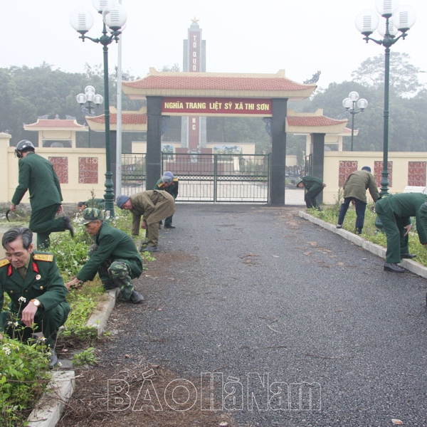 Hội Cựu chiến binh xã Thi Sơn tổng vệ sinh, chăm sóc cây xanh khu vực nghĩa trang liệt sỹ