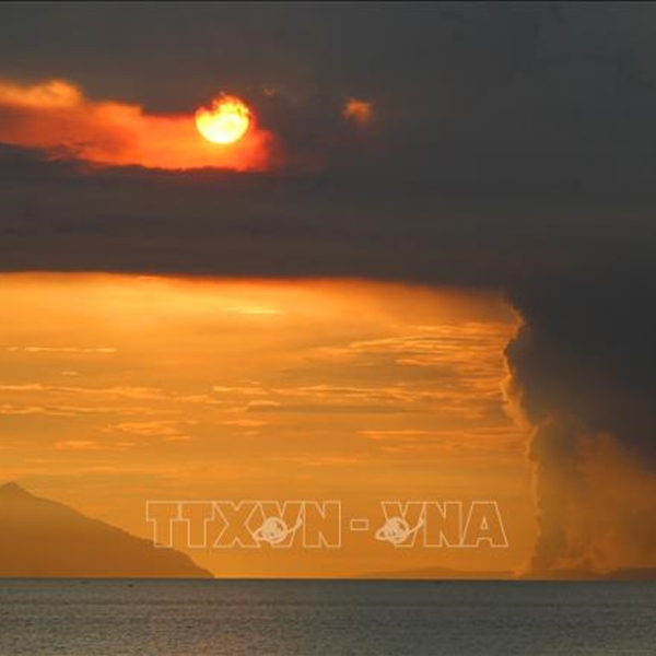 Núi lửa Anak Krakatau tại Indonesia phun tro bụi cao hơn 2.000m