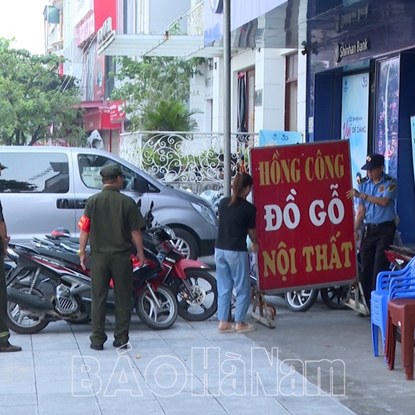 Phủ Lý ra quân giải tỏa vi phạm hành lang ATGT