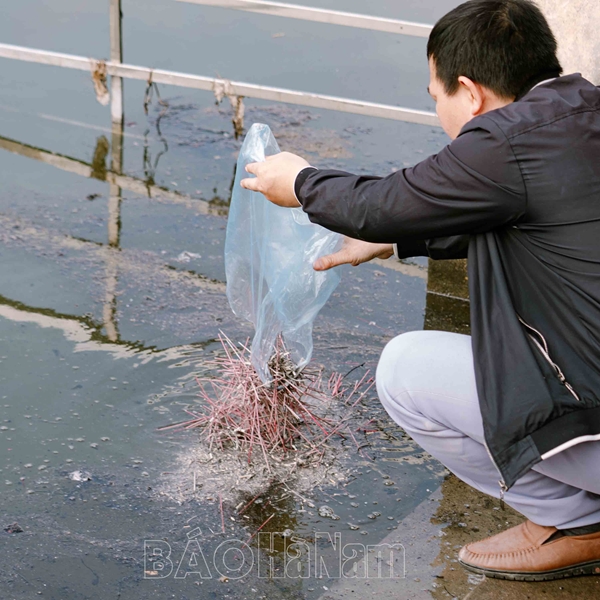 Những hình ảnh không đẹp trong ngày tiễn ông Công ông Táo về trời