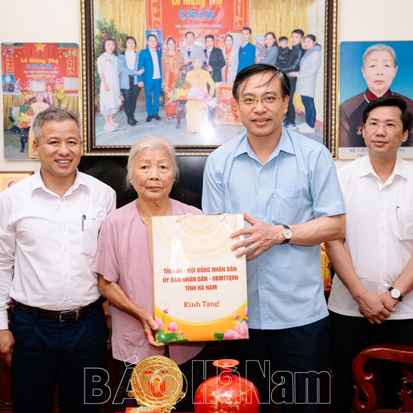 Lãnh đạo tỉnh thăm, tặng quà nhân Ngày Thương binh liệt sĩ